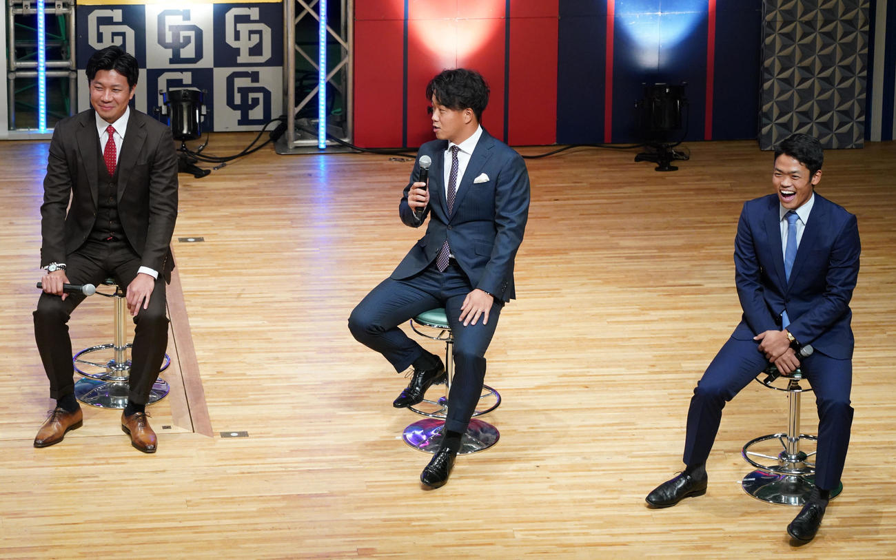トークショーに登場した（左から）大野雄、柳、根尾（撮影・森本幸一）