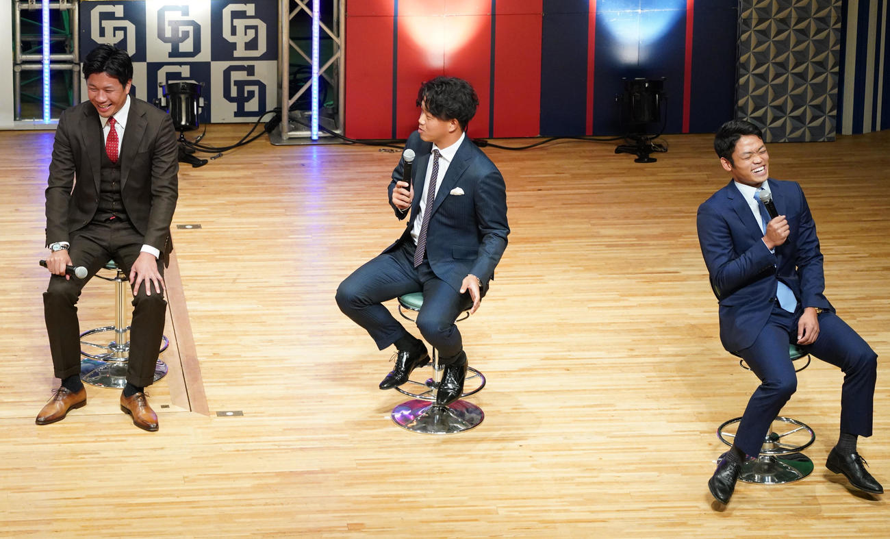 トークショーに登場した（左から）大野雄、柳、根尾（撮影・森本幸一）