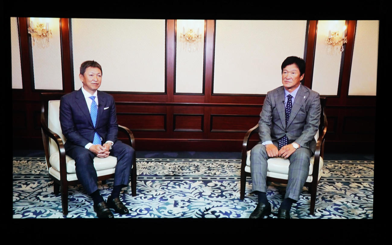 事前収録しスクリーンに上映された立浪監督と片岡2軍監督の対談（撮影・森本幸一）＝2022年12月9日、名古屋国際会議場