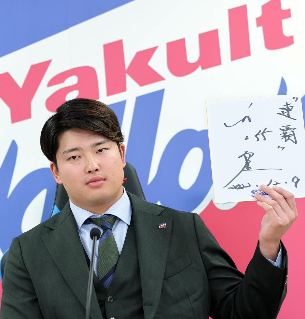 契約更改後、会見に臨むヤクルト村上（代表撮影）