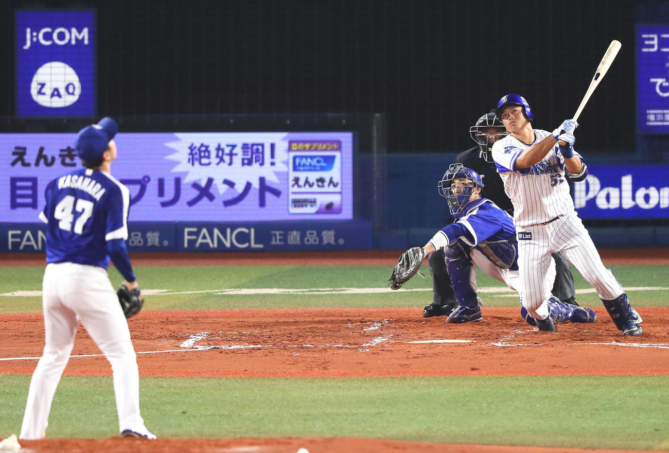 17年10月3日、中越え3点本塁打を放つDeNA細川成也、投手笠原