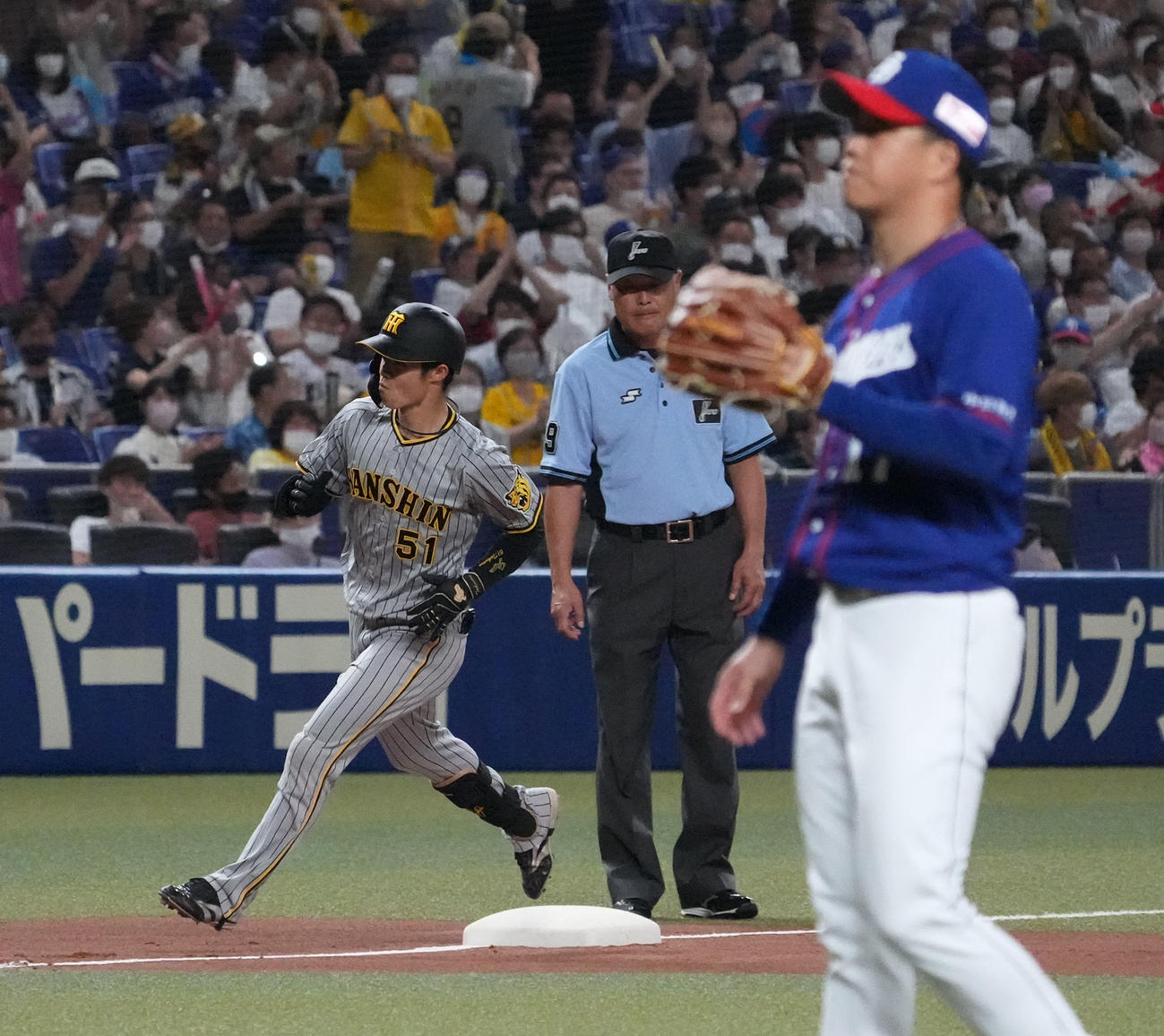 中日柳裕也から右越え本塁打を放ち塁を回る阪神中野拓夢（左）（2022年7月3日撮影）