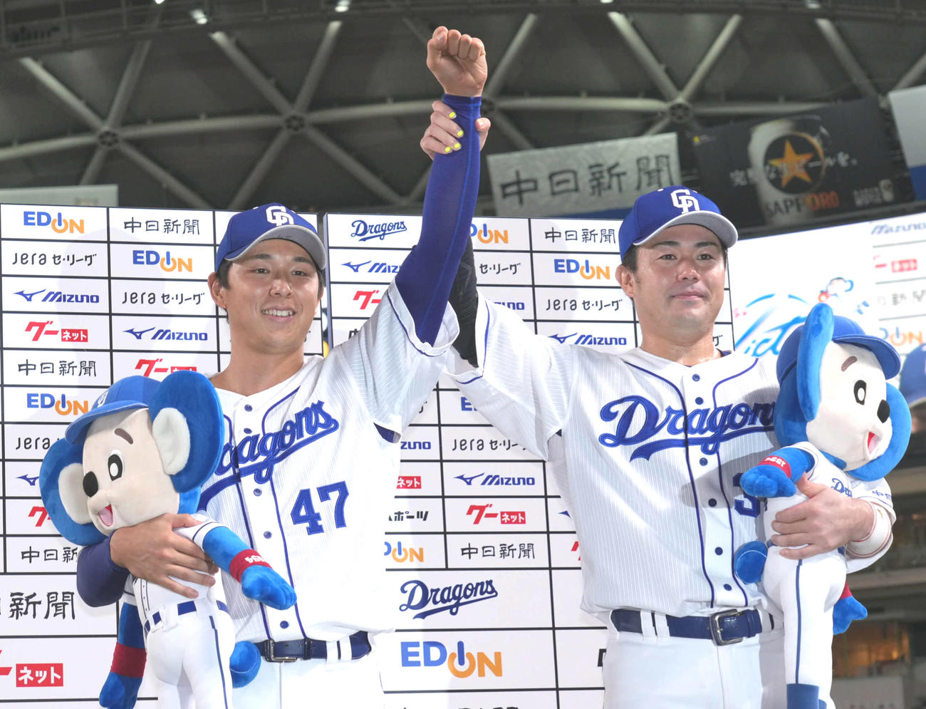 7月14日、ヤクルト戦で3年ぶり勝利を挙お立ち台でポーズを決める中日笠原（左）と木下