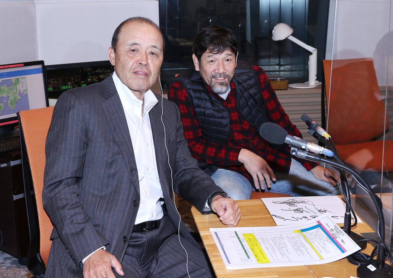 ABCラジオ「ラジオで虎バン」に生出演した岡田監督。右は下柳氏（撮影・上山淳一）
