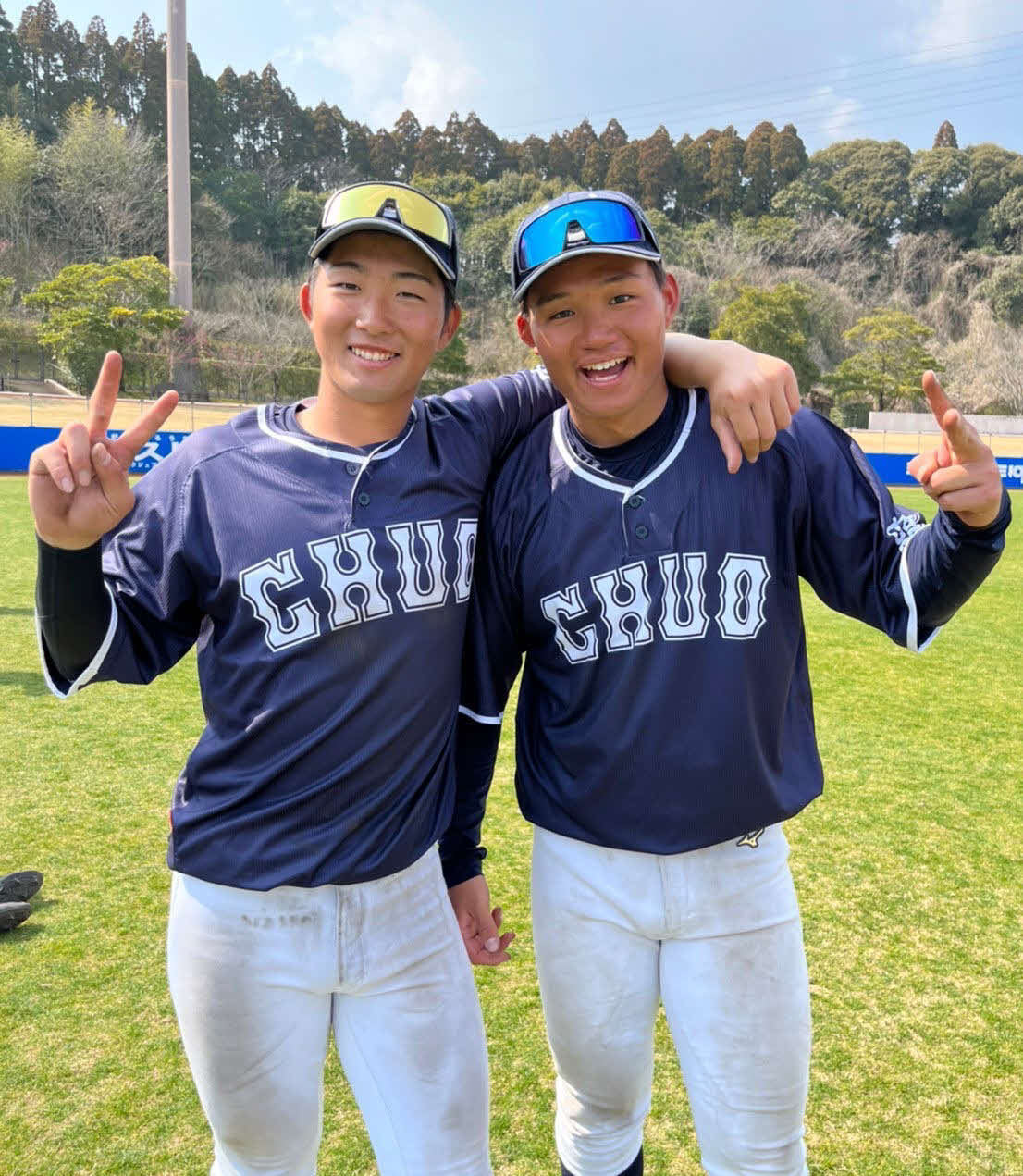 中大の後輩・中前（左）と肩を組む森下（中前氏提供）