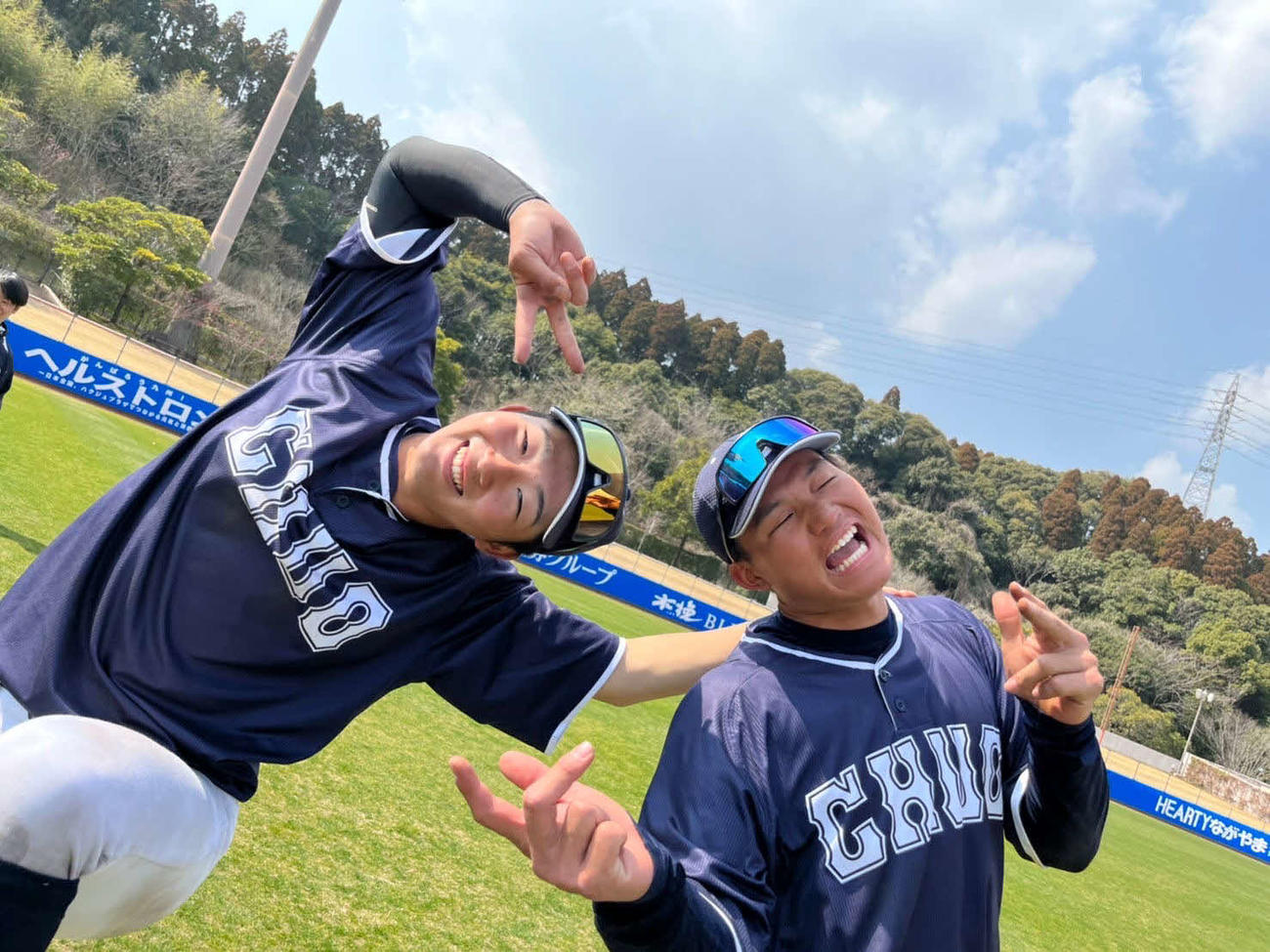 中大の後輩・中前（左）と肩を組む森下（中前氏提供）
