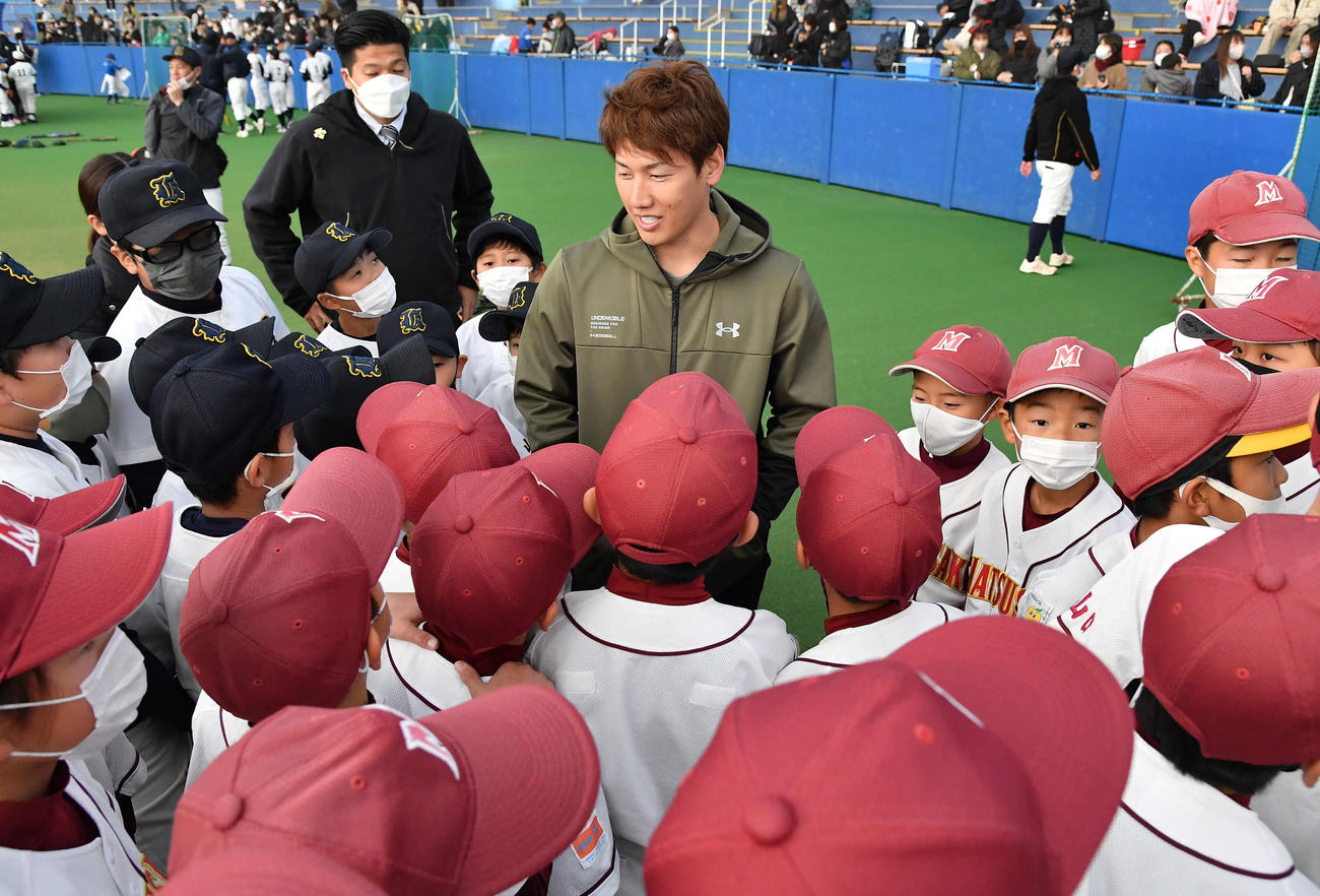野球教室で子どもたちと談笑する吉田正（撮影・岩下翔太）