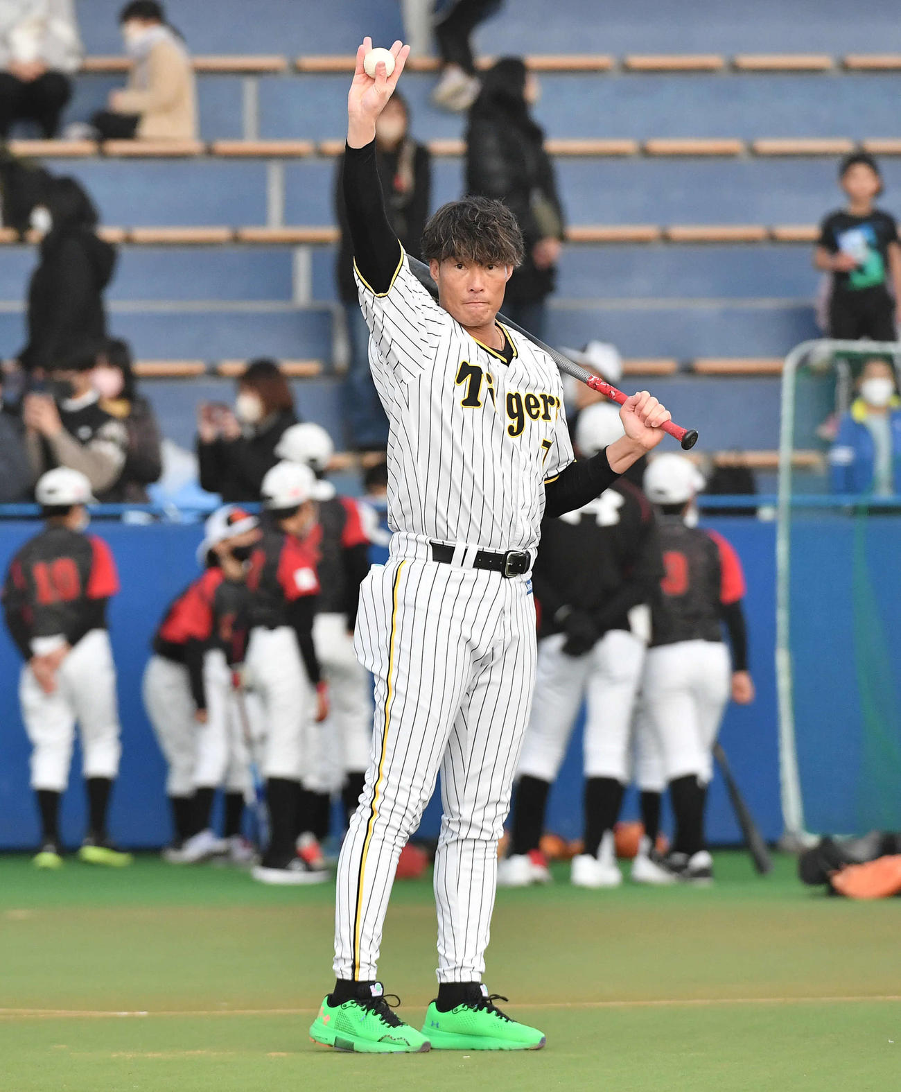野球教室で子どもたちにノックを打つ糸井氏（撮影・岩下翔太）