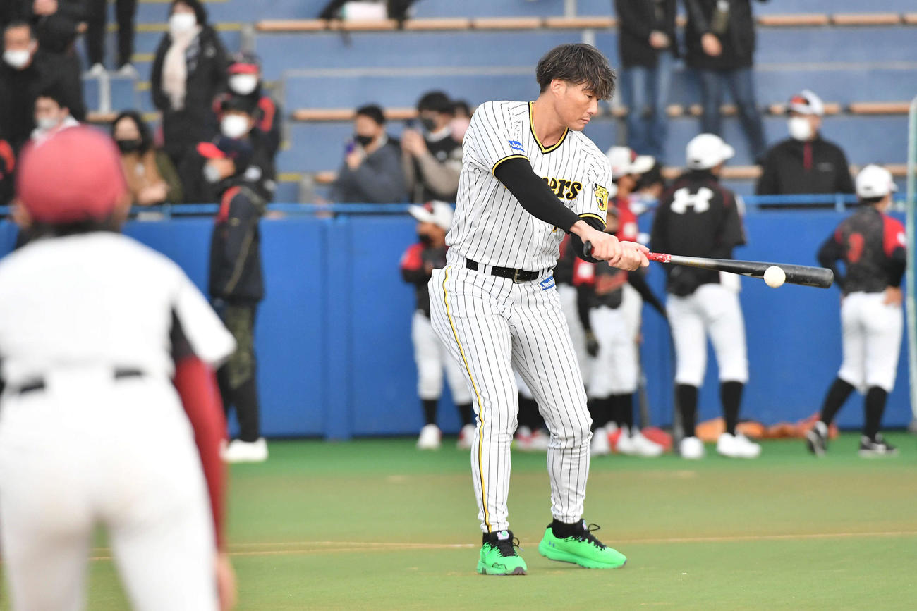 野球教室で子どもたちにノックを打つ糸井氏（撮影・岩下翔太）