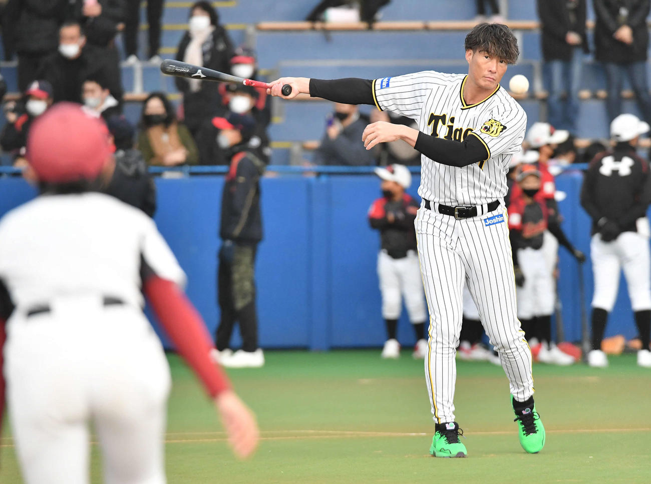 野球教室で子どもたちにノックを打つ糸井氏（撮影・岩下翔太）