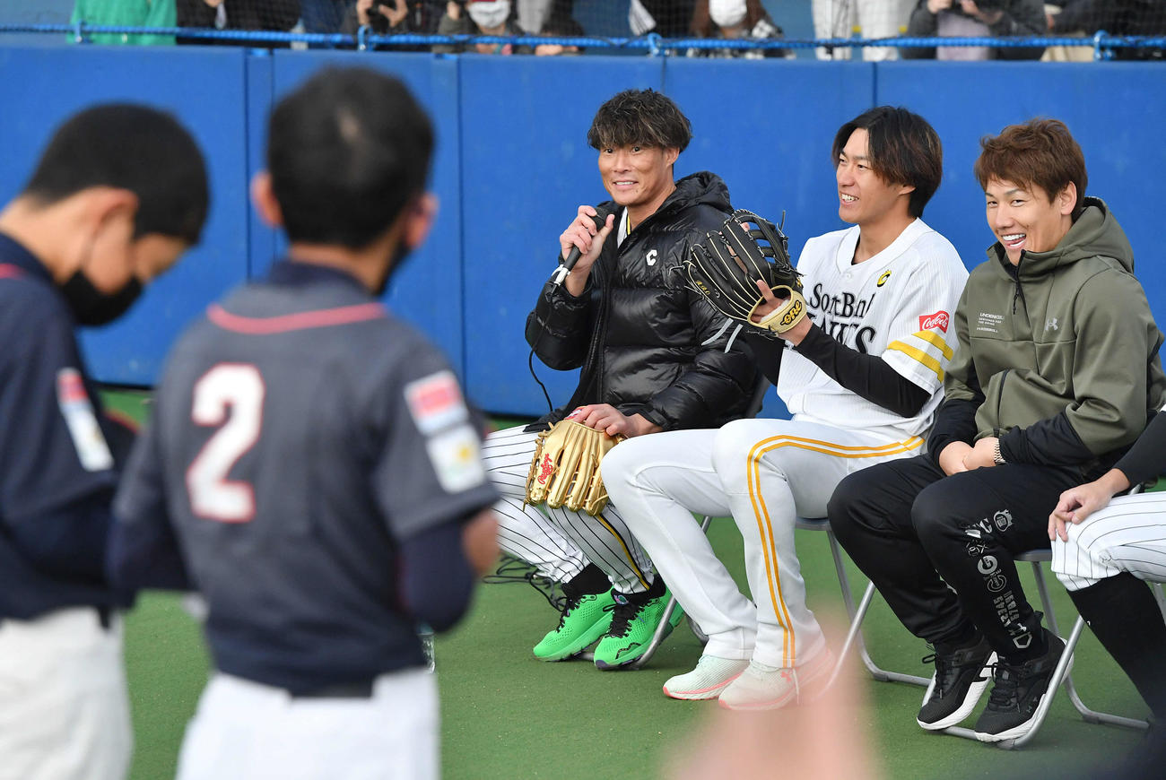 野球教室で子どもたちからの質問に答える、左から糸井氏、ソフトバンク柳田、吉田正（撮影・岩下翔太）