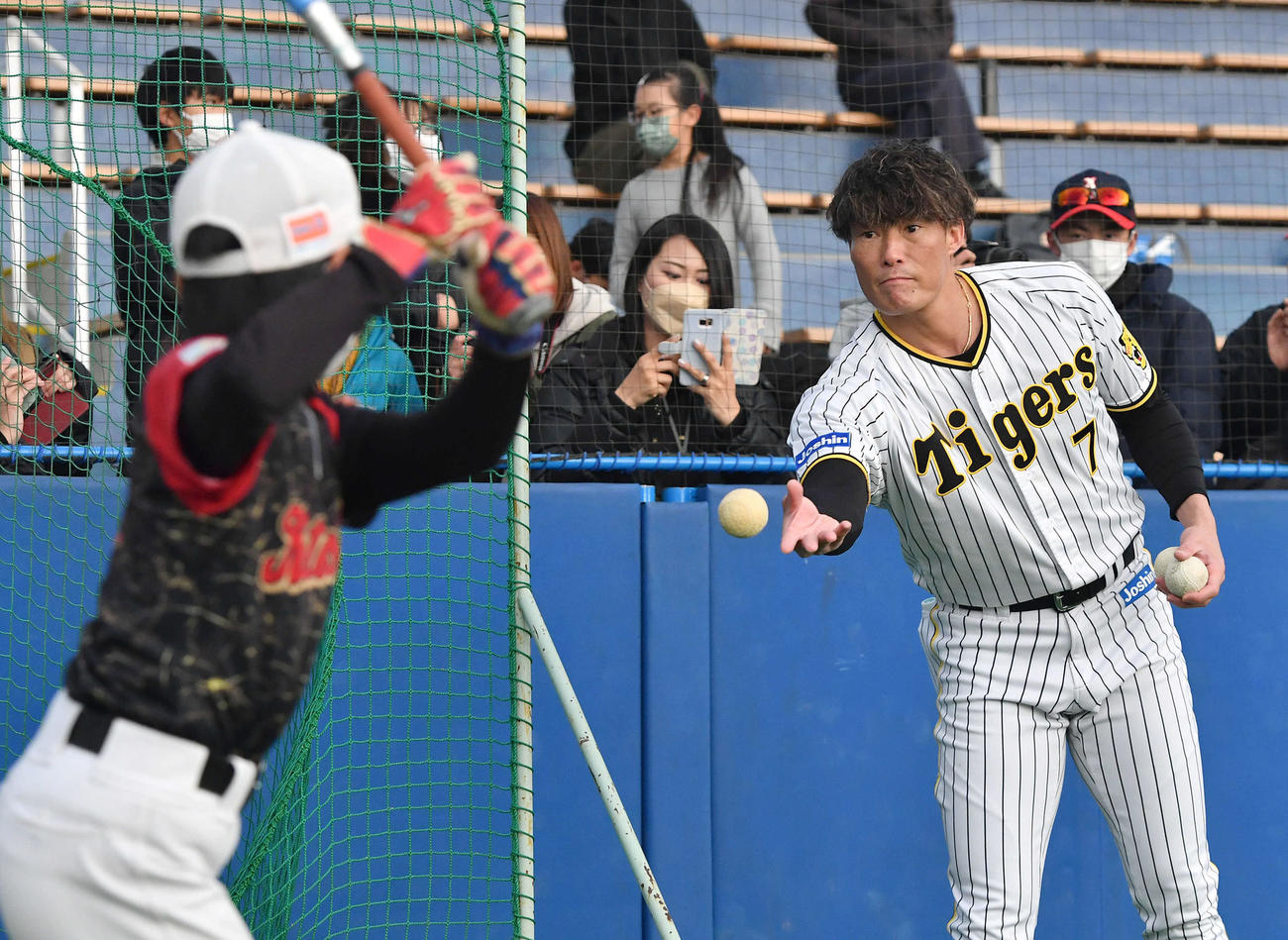 野球教室でトスを上げる糸井氏（撮影・岩下翔太）