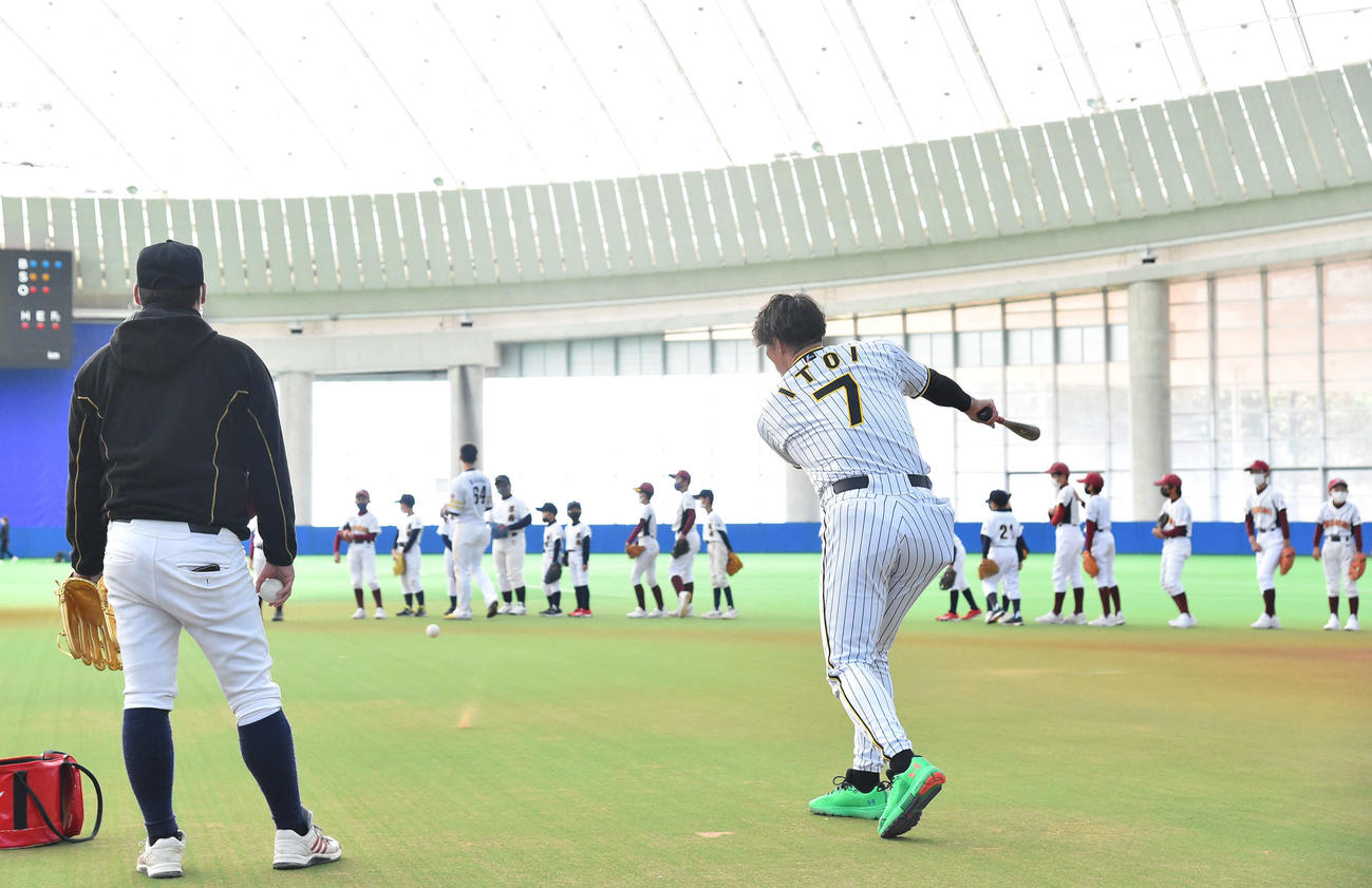 野球教室で子どもたちにノックを打つ糸井氏（撮影・岩下翔太）