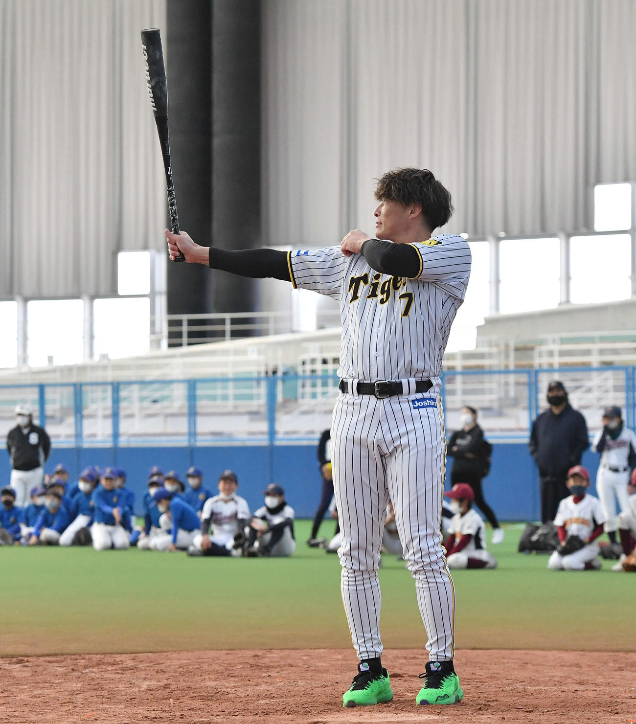 少年野球チームとの対決でイチロー氏のものまねをリクエストされ、打席で構える糸井氏（撮影・岩下翔太）
