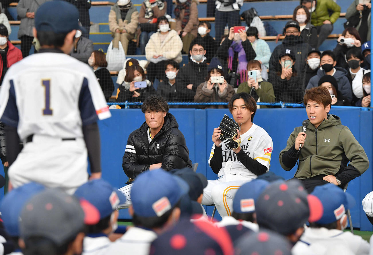 野球教室で子どもたちからの質問に答える、右から吉田正、ソフトバンク柳田、糸井氏（撮影・岩下翔太）
