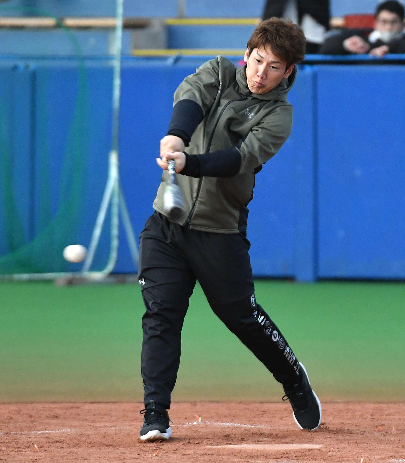 少年野球チームとの対決で安打を放つ吉田正（撮影・岩下翔太）