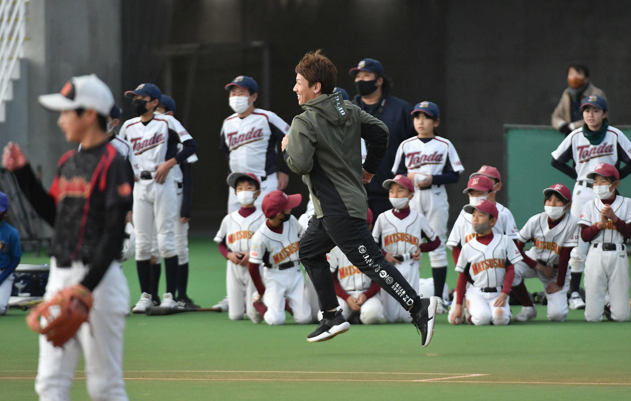 少年野球チームとの対決で安打を放ち、笑顔を見せる吉田正（撮影・岩下翔太）