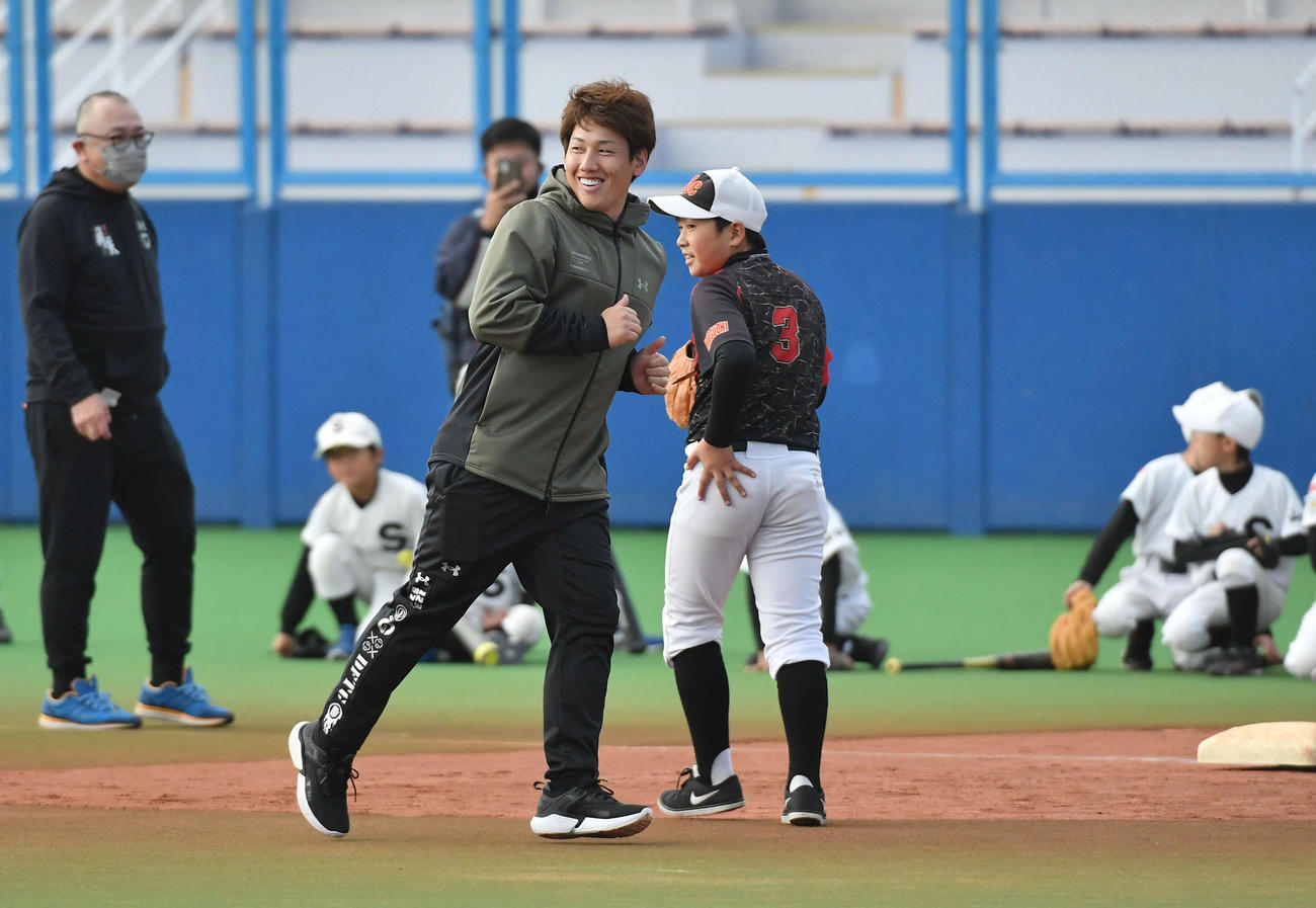 少年野球チームとの対決で安打を放ち、笑顔を見せる吉田正（撮影・岩下翔太）