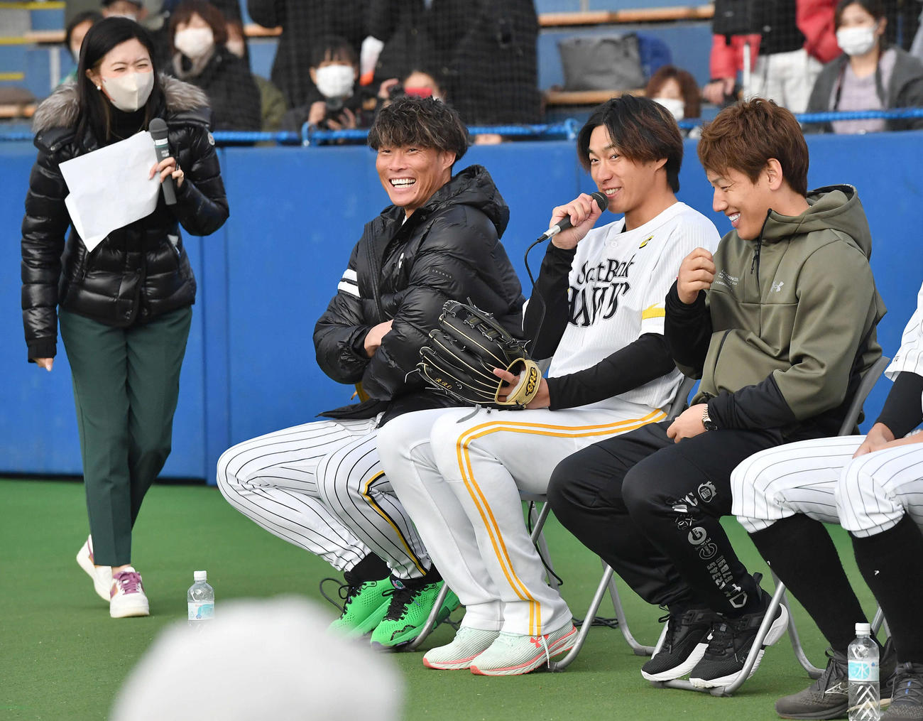 野球教室で子どもたちの質問に答えるソフトバンク柳田（右から2人目）、右は吉田正、左は糸井氏（撮影・岩下翔太）
