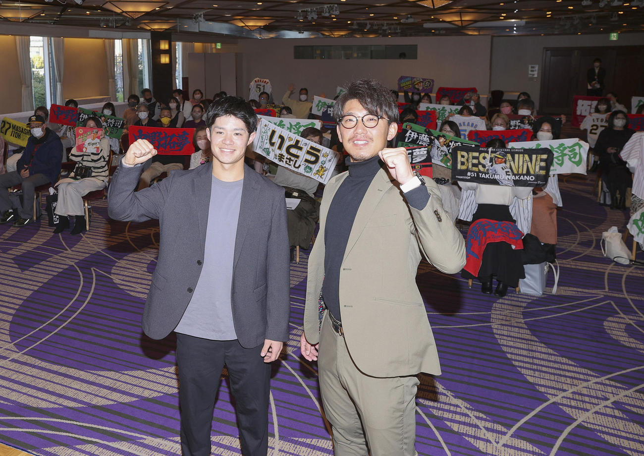 トークショーでファンと記念撮影に納まる中野（左）と伊藤将（撮影・上山淳一）