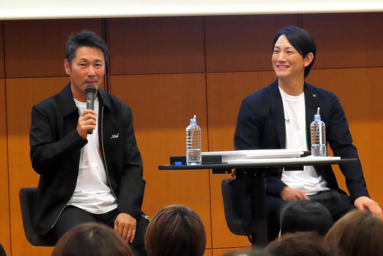 トークショーを行った巨人小林誠司捕手（右）と元木大介作戦兼内野守備コーチ（撮影・三須一紀）