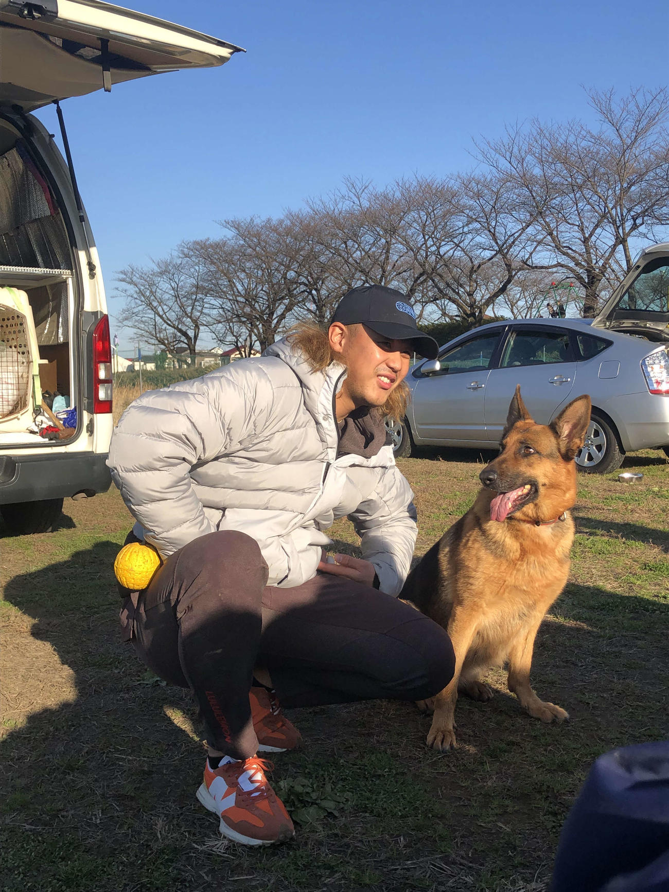捜索救助犬と笑顔を見せる高橋（撮影・上田悠太）
