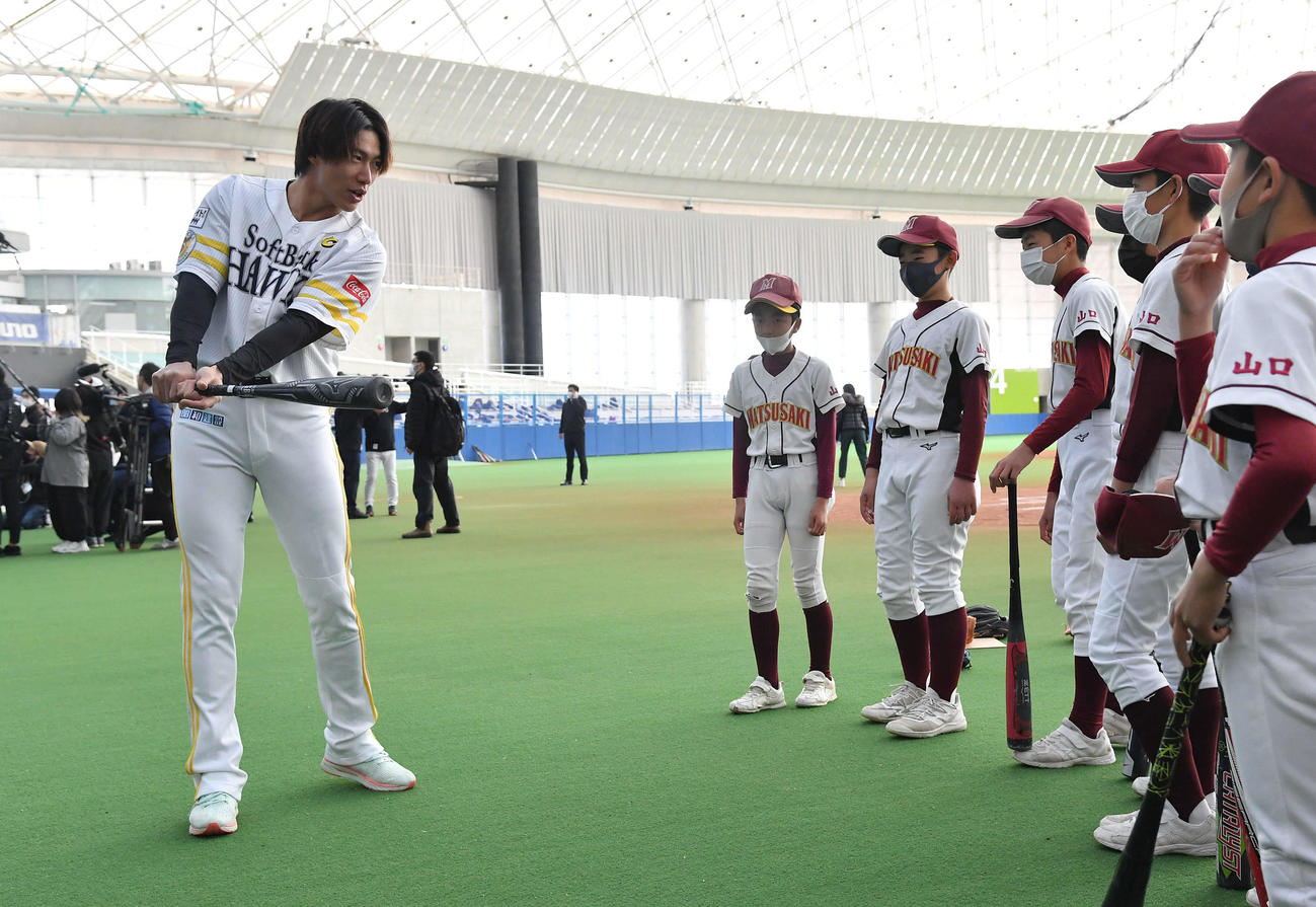 野球教室で子どもたちに打撃指導する柳田（撮影・岩下翔太）