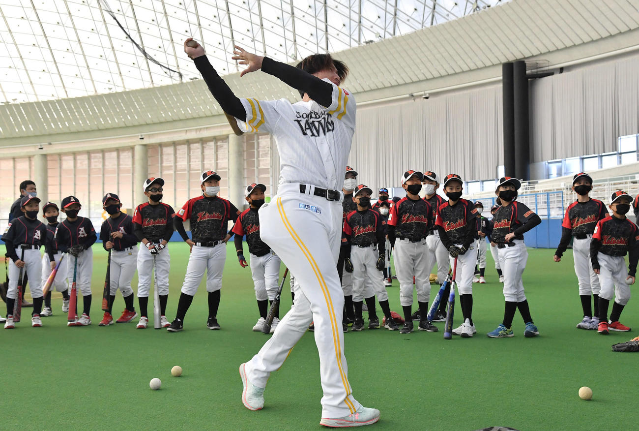 野球教室で子どもたちの前で打撃の手本を見せる柳田（撮影・岩下翔太）
