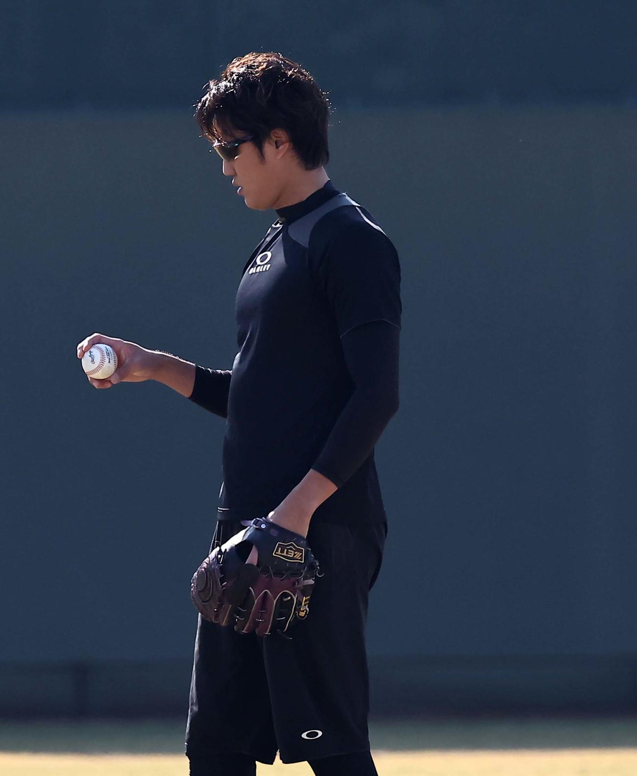 キャッチボールをする藤浪はメジャー公式球を見つめる（撮影・上田博志）