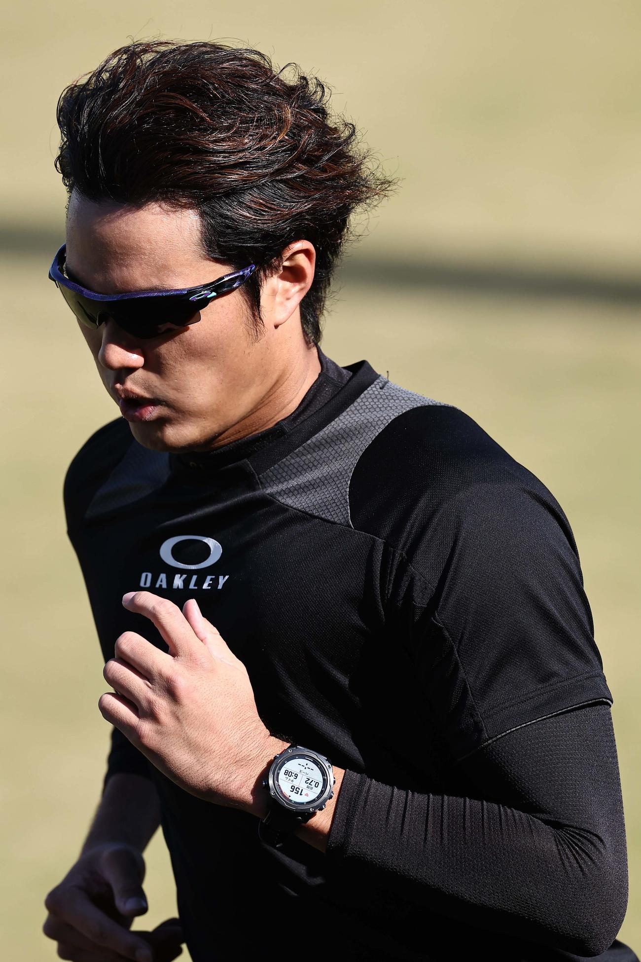 ランニングをして汗を流す藤浪（撮影・上田博志）
