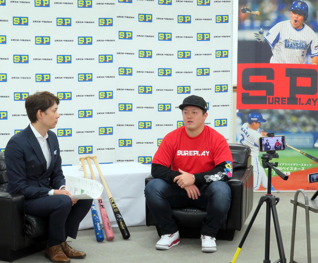 「シュアプレイアドバイザリースタッフ」契約を結ぶ三共スポーツのトークイベントに参加するDeNA牧（右）（撮影・鎌田直秀）