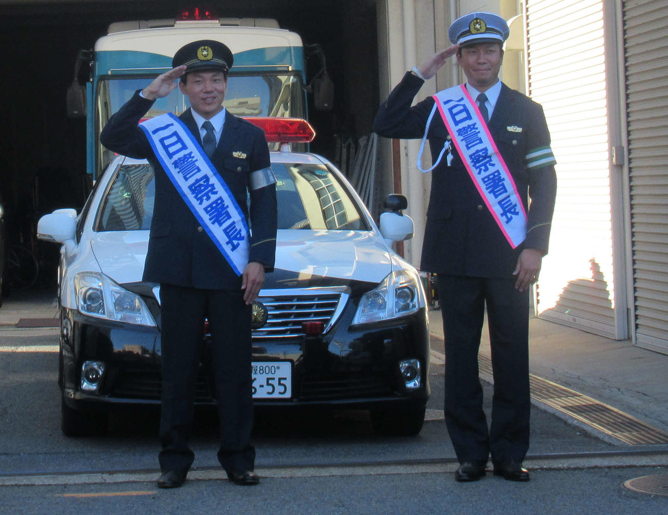 1日警察署長を務めた中日大島（左）と大野雄
