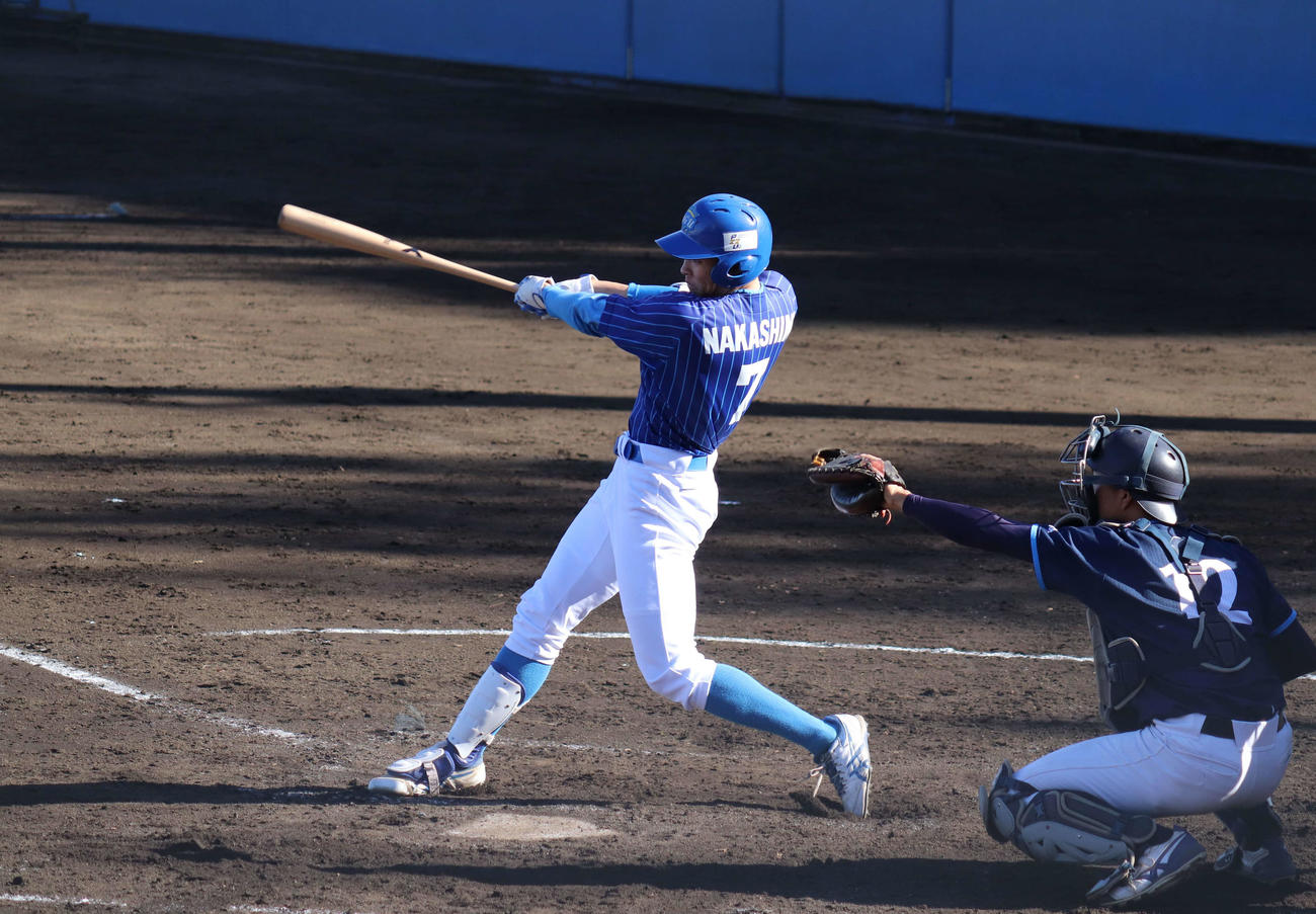 桐蔭横浜大対青学大　3回裏青学大1死一塁　中前安打を放つ中島（撮影・星夏穂）
