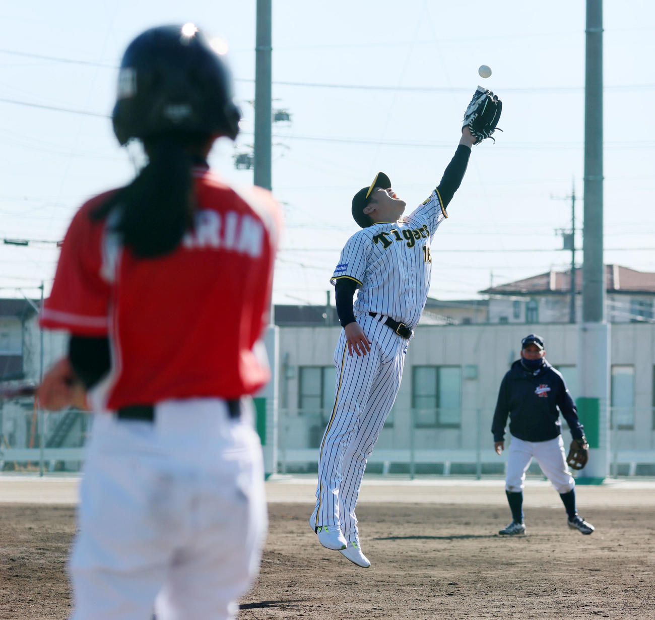 母校の菰野高校で野球教室に参加し対戦した小学生の打球にグラブを出す西勇（撮影・加藤哉）