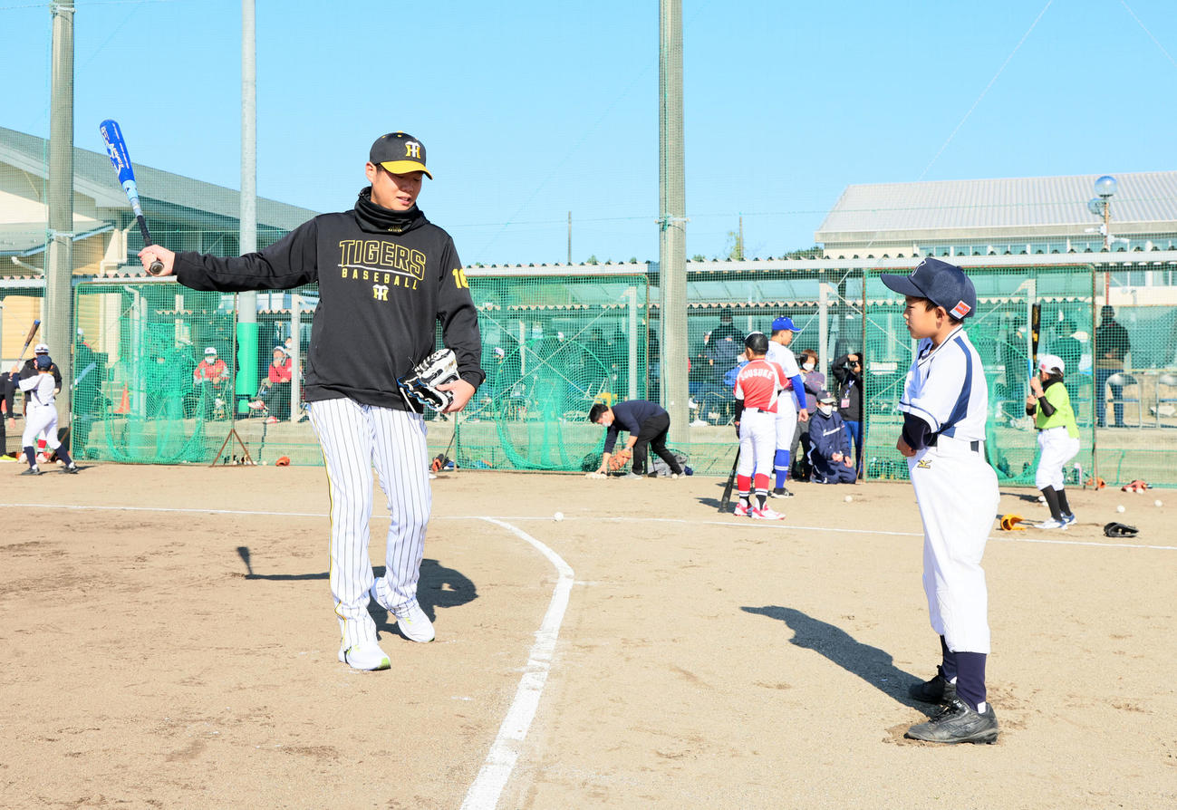 母校の菰野高校で野球教室に参加し子どもたちにアドバイスをする西勇（撮影・加藤哉）