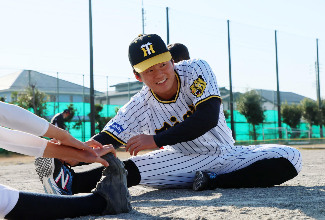 選手会による「野球・ソフトボール体験会サポートプロジェクト」に参加し子どもたちと二人一組となり柔軟体操をする前川（撮影・加藤哉）