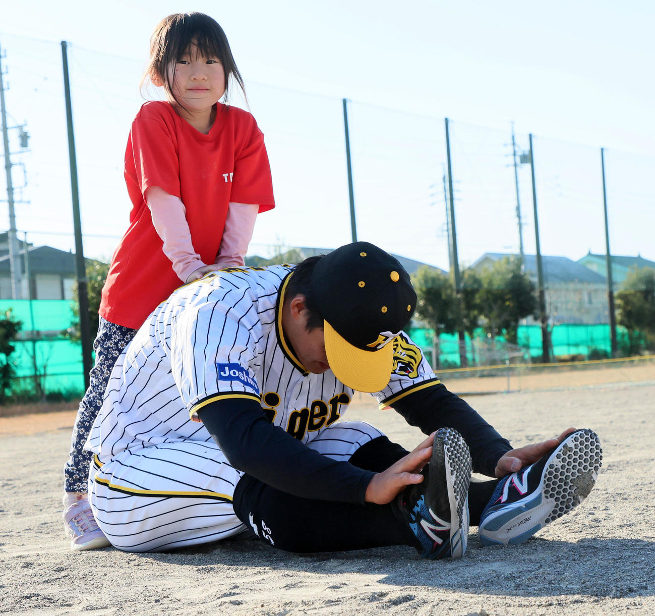 選手会による「野球・ソフトボール体験会サポートプロジェクト」に参加し子どもたちと二人一組となり柔軟体操をする前川（撮影・加藤哉）