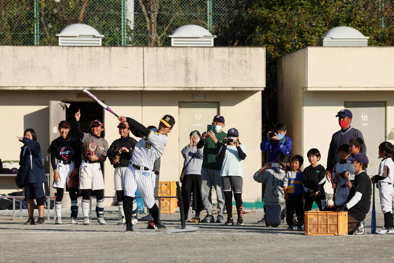選手会による「野球・ソフトボール体験会サポートプロジェクト」に参加し子どもたちが見る前でロングティー打撃を披露する前川（撮影・加藤哉）