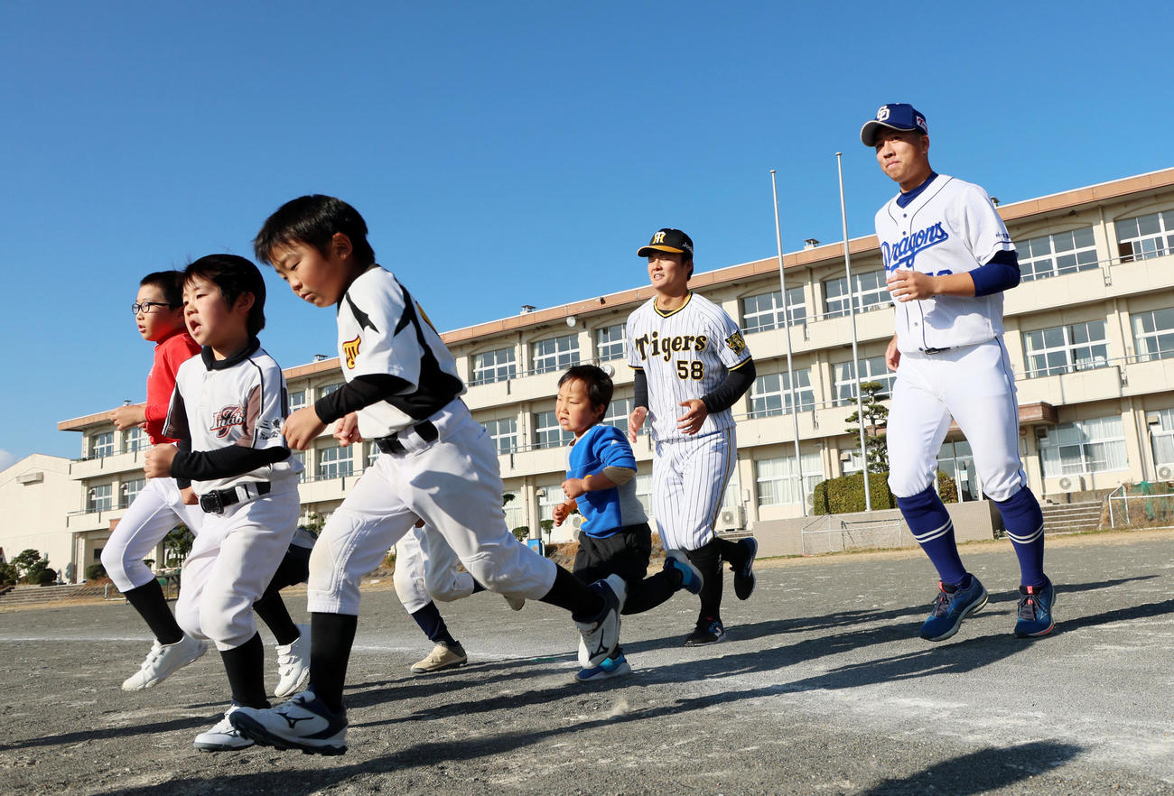 選手会による「野球・ソフトボール体験会サポートプロジェクト」に参加し子どもたちとランニングする前川。右は中日星野（撮影・加藤哉）