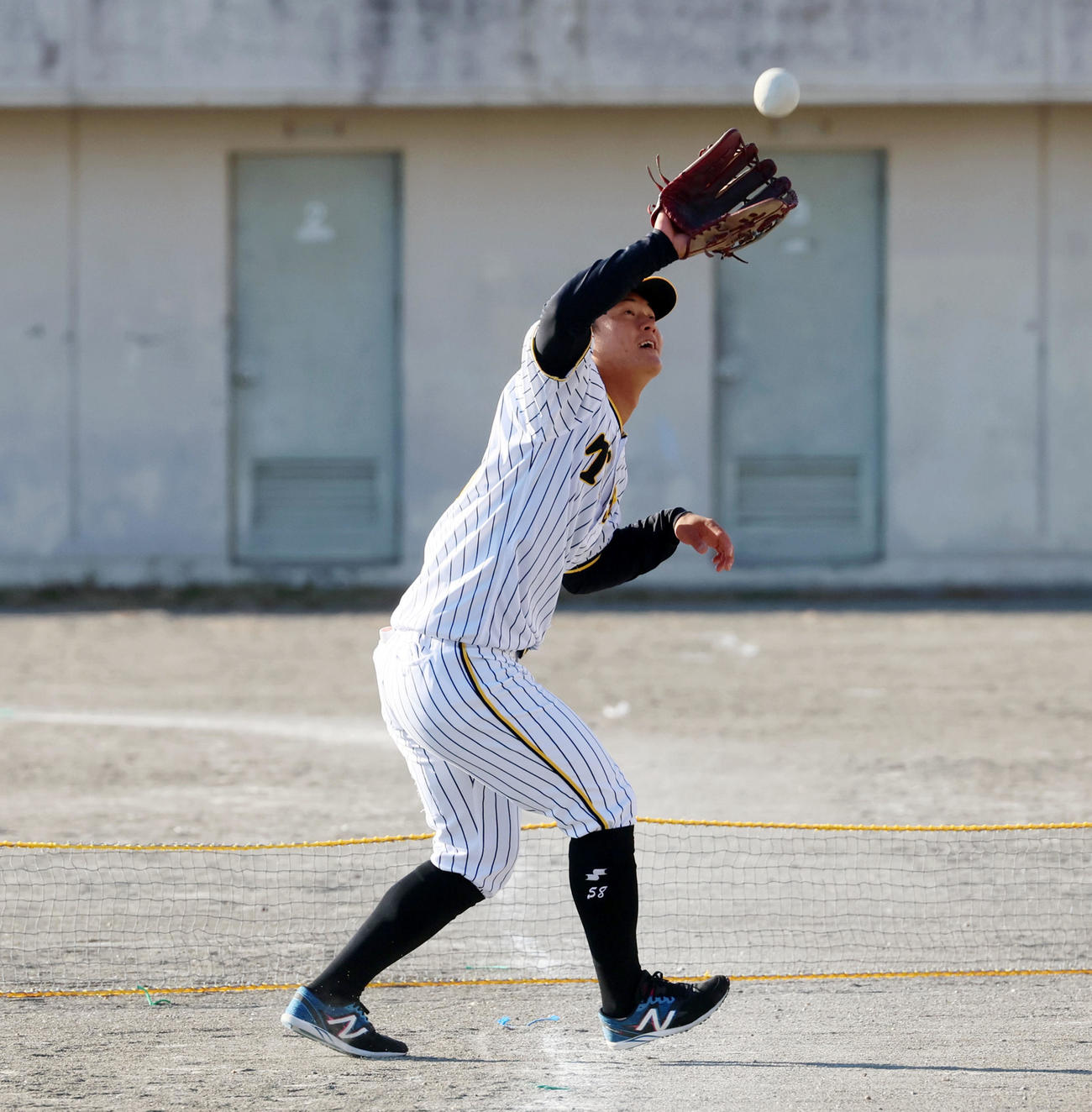 選手会による「野球・ソフトボール体験会サポートプロジェクト」に参加し子どもたち前で外野守備を披露する前川（撮影・加藤哉）