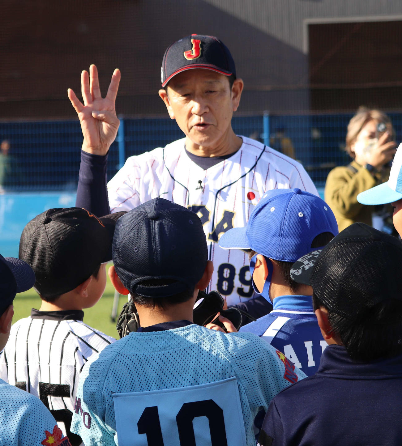 野球教室で子どもたちに話し掛ける侍ジャパン栗山監督（撮影・古川真弥）