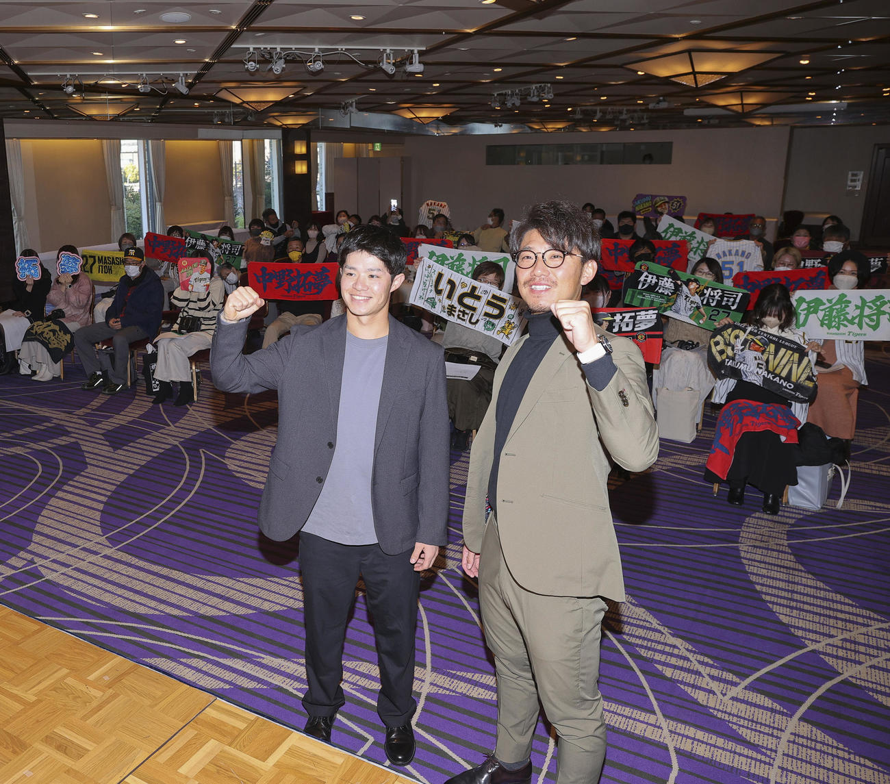 トークショーでファンと記念撮影に納まる中野（左）と伊藤将（撮影・上山淳一）