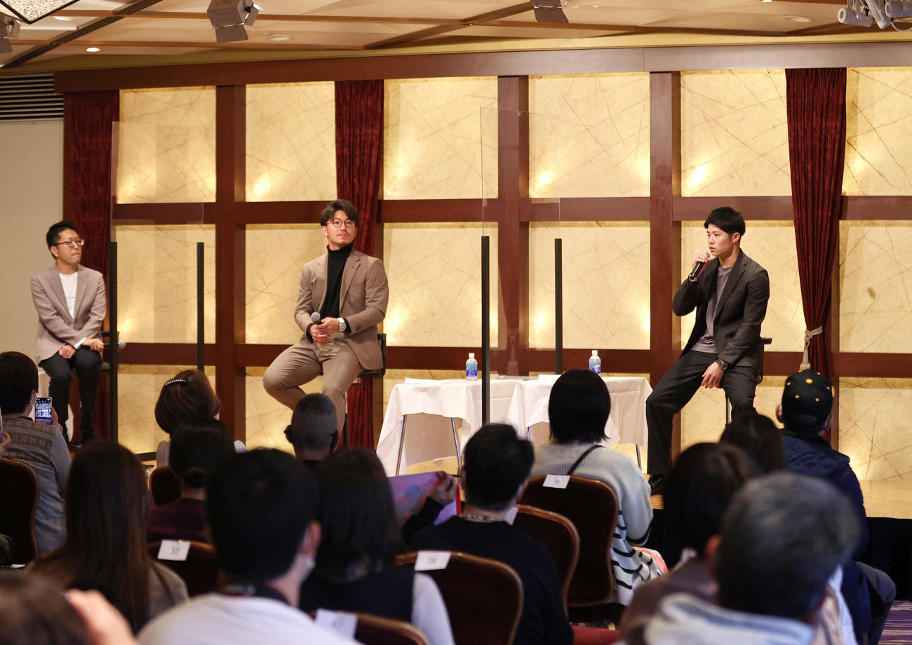 トークショーに参加する伊藤将（左）と中野（撮影・上山淳一）