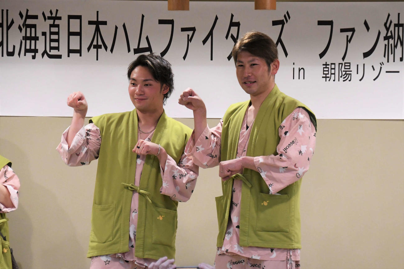 イベントでファンにきつねポーズを披露する日本ハム伊藤（左）と加藤（撮影・石井翔太）
