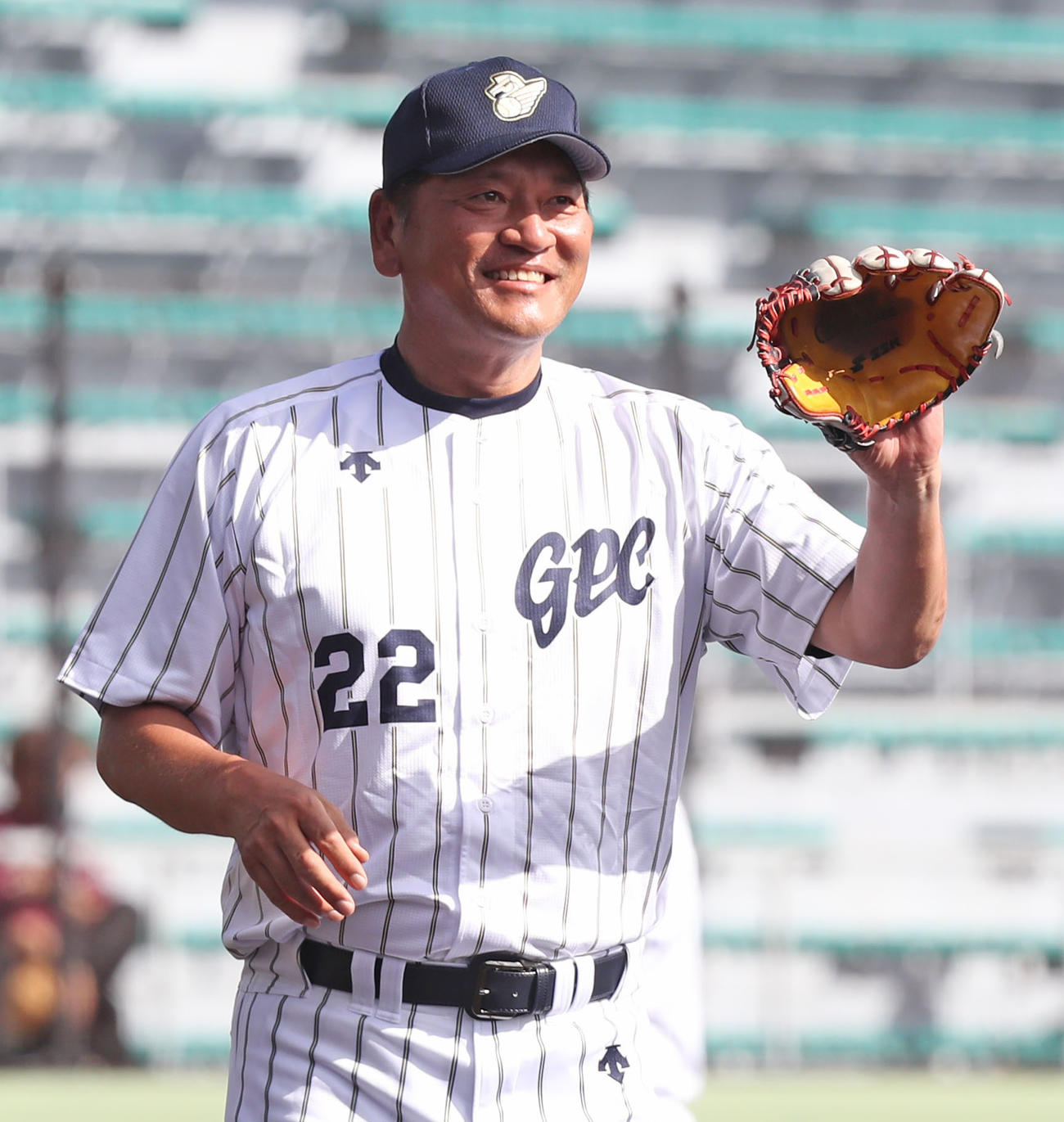 試合中に笑顔を見せる佐々木氏（撮影・屋方直哉）