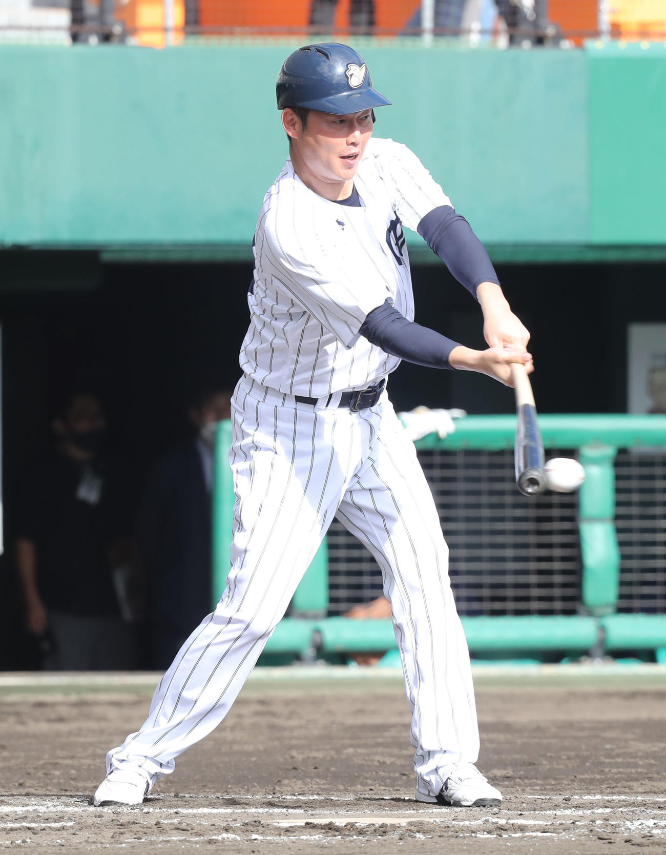 打席に立つ新井監督（撮影・屋方直哉）