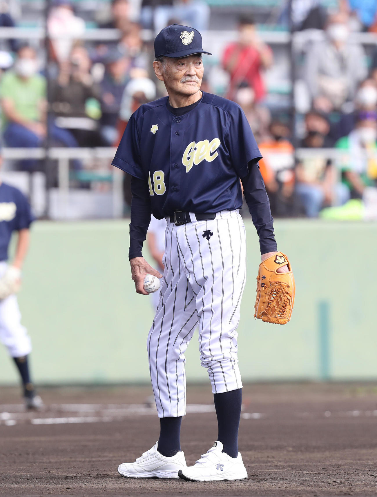マウンドに上がる米田氏（撮影・屋方直哉）