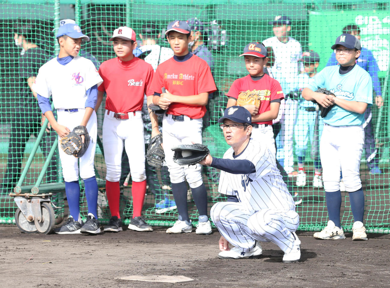 子どもたちへ指導をする古田氏（撮影・屋方直哉）
