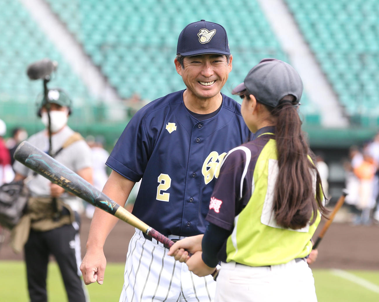 笑顔で指導する小笠原氏（撮影・屋方直哉）