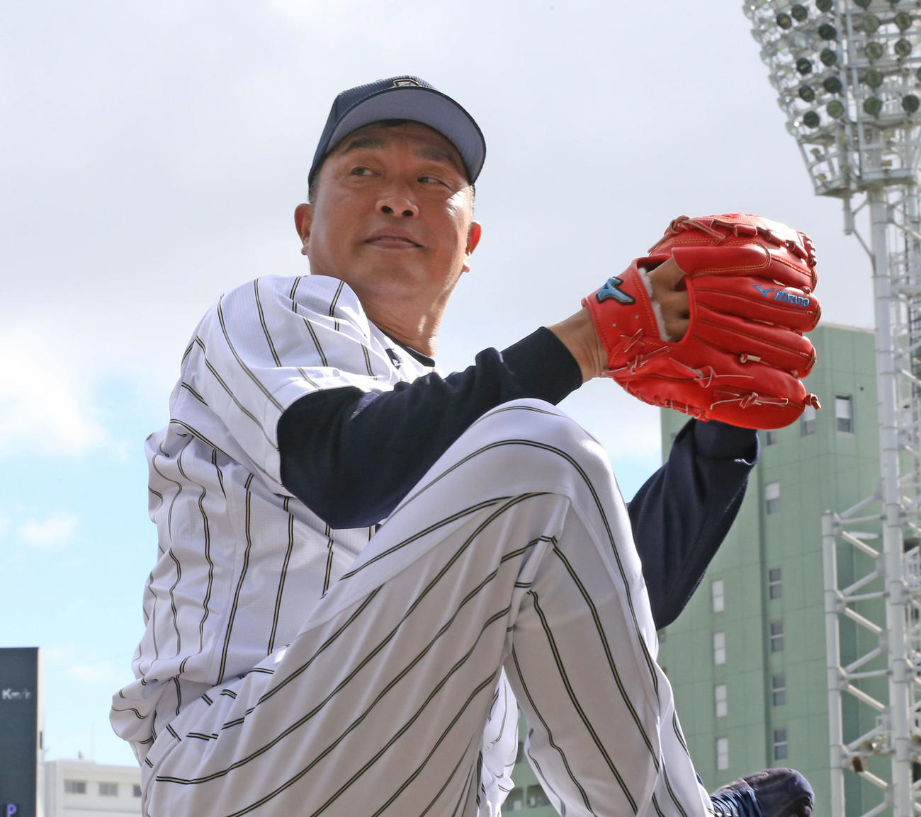 投球練習をする山本昌氏（撮影・屋方直哉）